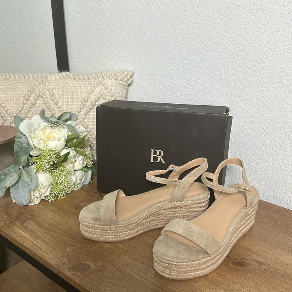 New in box - Women’s Banana Republic tan wedge espadrilles - size 9